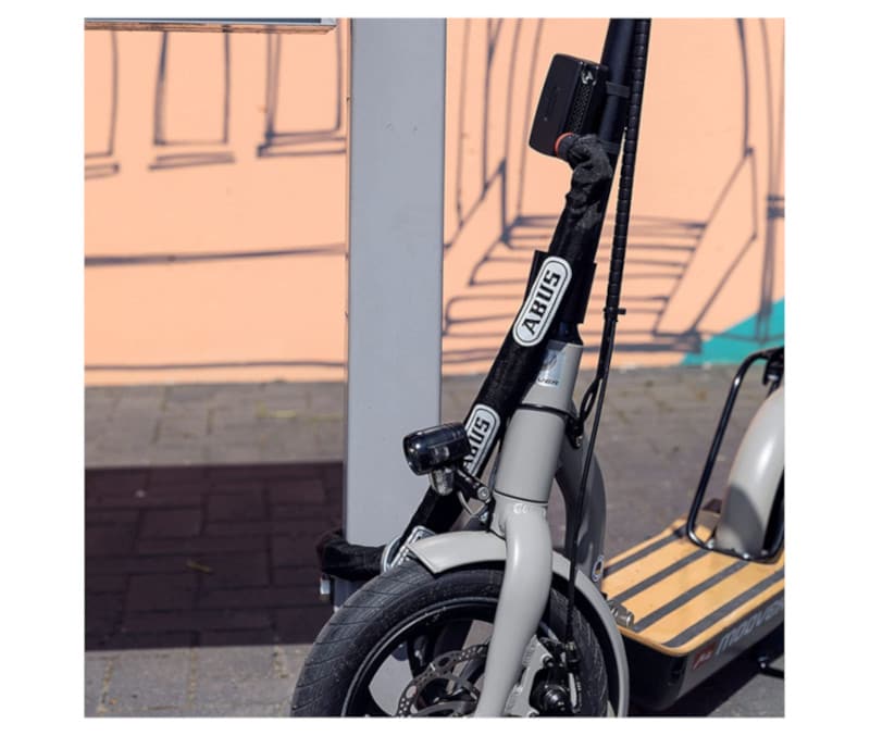 2-i-1 larm och låssystem från Abus, för dubbel säkerhet. Stöt- och rörelsekänsligt larm som enkelt fästs på runda föremål, t.ex. på ramen på cykeln, barnvagnen, el-scootern. En kort varning på 5 sekunder ljuder vid mindre stötar eller rörelser.