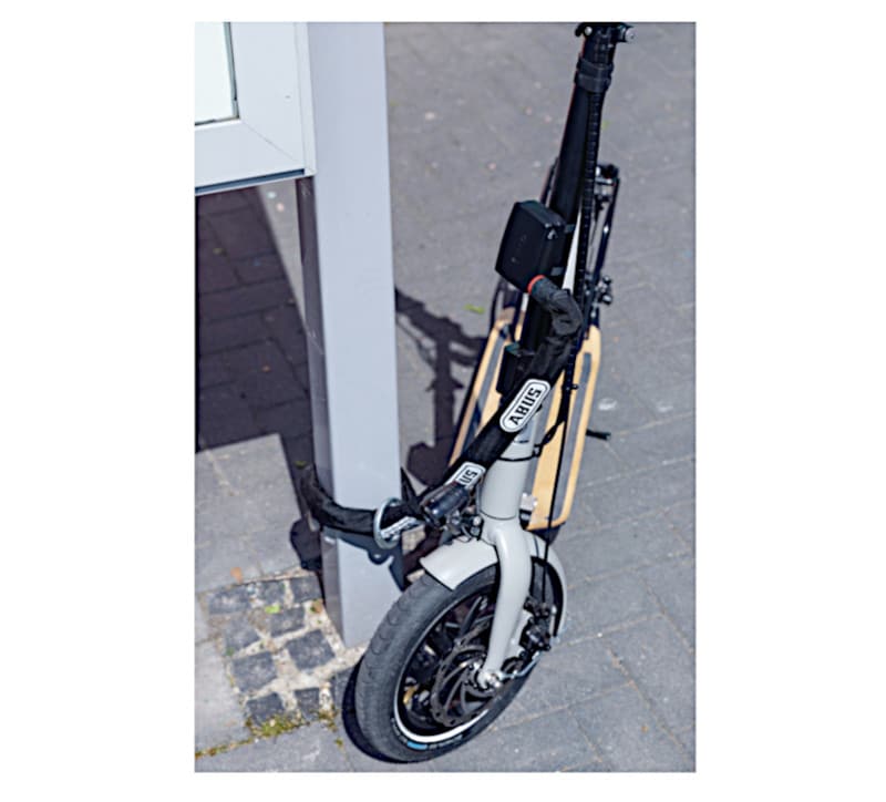 2-i-1 larm och låssystem från Abus, för dubbel säkerhet. Stöt- och rörelsekänsligt larm som enkelt fästs på runda föremål, t.ex. på ramen på cykeln, barnvagnen, el-scootern. En kort varning på 5 sekunder ljuder vid mindre stötar eller rörelser.