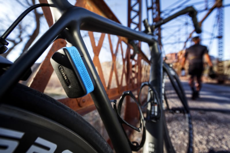 Abus Larmbox 2.0 är det mobila larmsystemet som skyddar cyklar, barnvagnar, el-scooters och mycket mer – tillförlitligt med ett intelligent larmsystem som larmar med ett 100db högt larmljud.