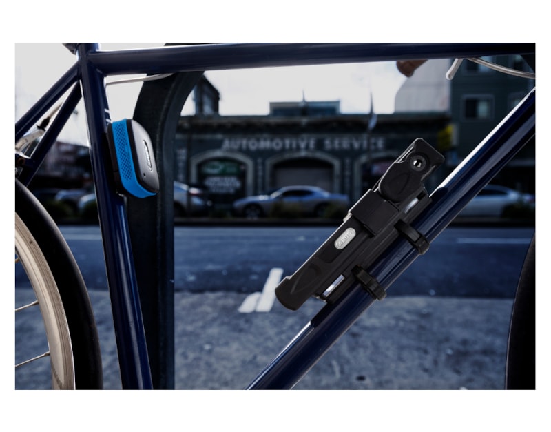 Abus Larmbox 2.0 är det mobila larmsystemet som skyddar cyklar, barnvagnar, el-scooters och mycket mer – tillförlitligt med ett intelligent larmsystem som larmar med ett 100db högt larmljud.