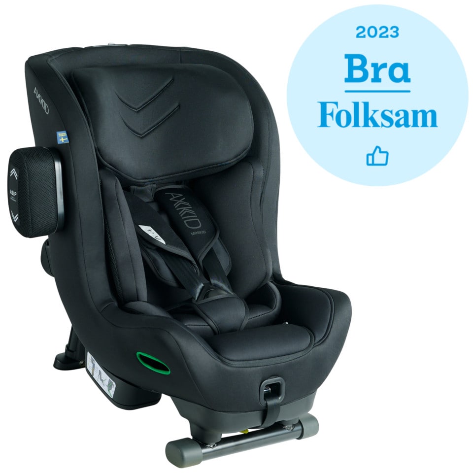 Bilbarnstol Axkid Minikid 4 är en säker och rymlig bilbarnstol med omfattande smarta funktioner och designad med ett svenskt säkerhetstänk. Med upp till 30 cm benutrymme, dynamisk nackstödsteknologi och installation med bilens bälte på alla passagerarplat