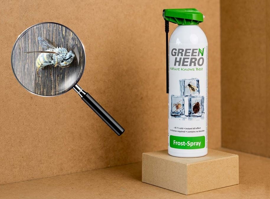 Green Hero Frost Spray är en aerosolspray utan bekämpningsmedel. Sprayen skapar en dimma på det sprayade området med -45grader Celsius som dödar insekten på sekunder genom frysning av insektens vatteninnehållande celler.