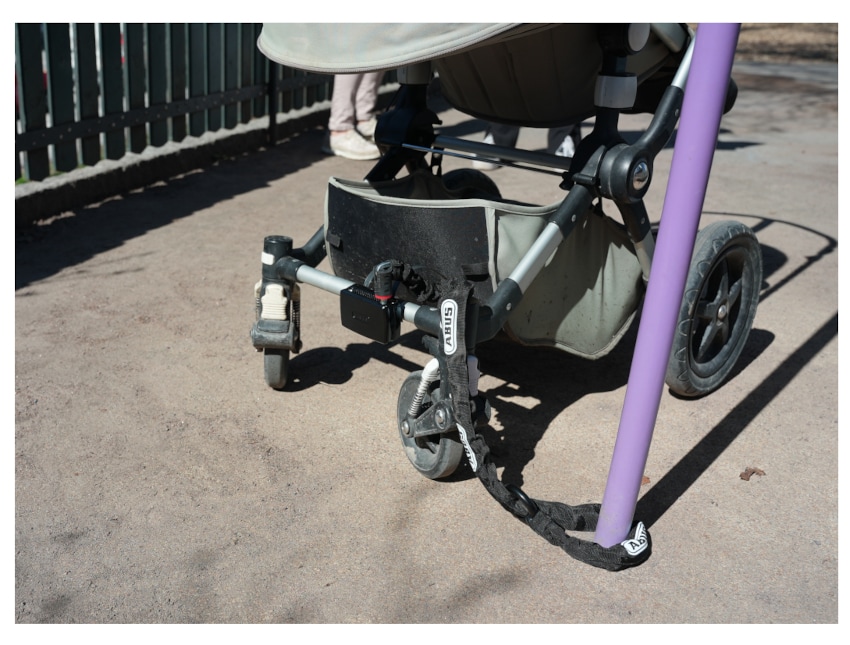 2-i-1 larm och låssystem från Abus, för dubbel säkerhet. Stöt- och rörelsekänsligt larm som enkelt fästs på runda föremål, t.ex. på ramen på cykeln, barnvagnen, el-scootern. En kort varning på 5 sekunder ljuder vid mindre stötar eller rörelser.